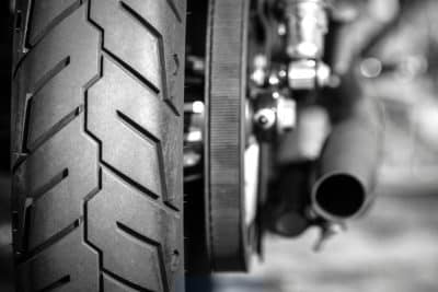 ¿Cuántas libras de aire debe llevar la llanta de una moto?