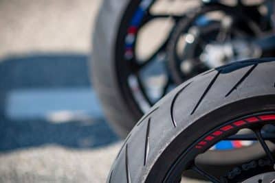 Tipos de llantas para moto en Colombia: cómo elegir la ideal según tu estilo de conducción