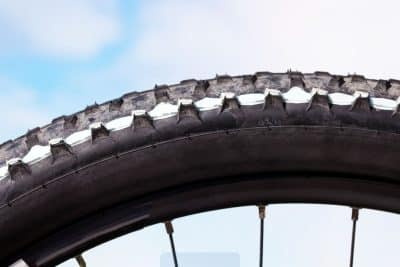 Guía completa: Tabla de medidas de llantas para bicicleta en Colombia (2026)