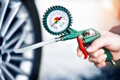 Compresor portátil o inflador manual: cuál conviene llevar en el carro