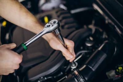 Cómo revisar y cambiar fusibles del carro sin cometer errores básicos