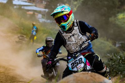 Por qué es obligatorio usar casco de moto en Colombia