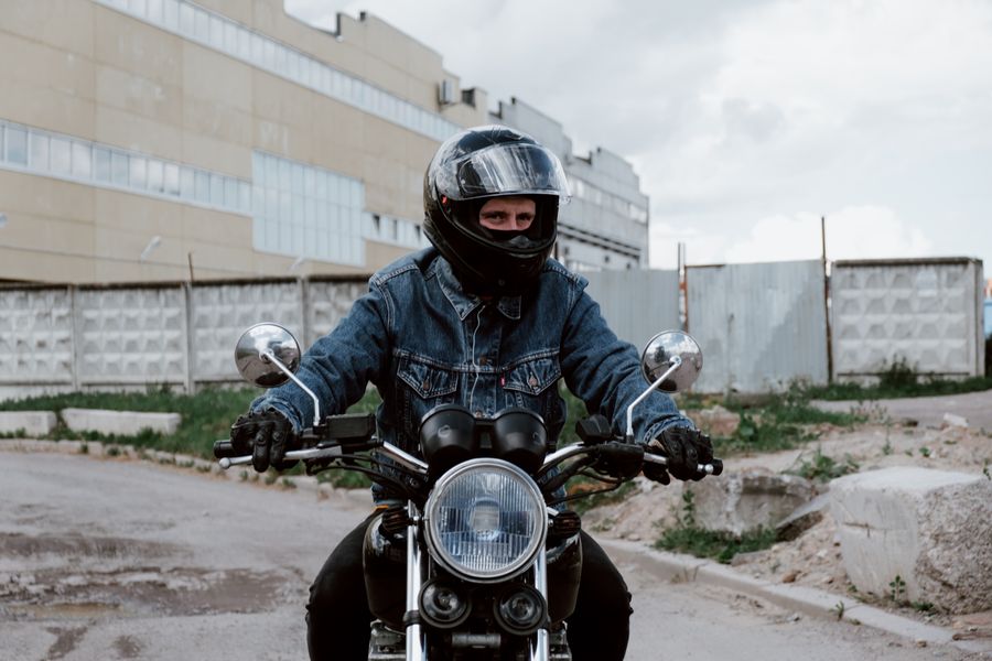 Casco modular para moto en ciudad urbana