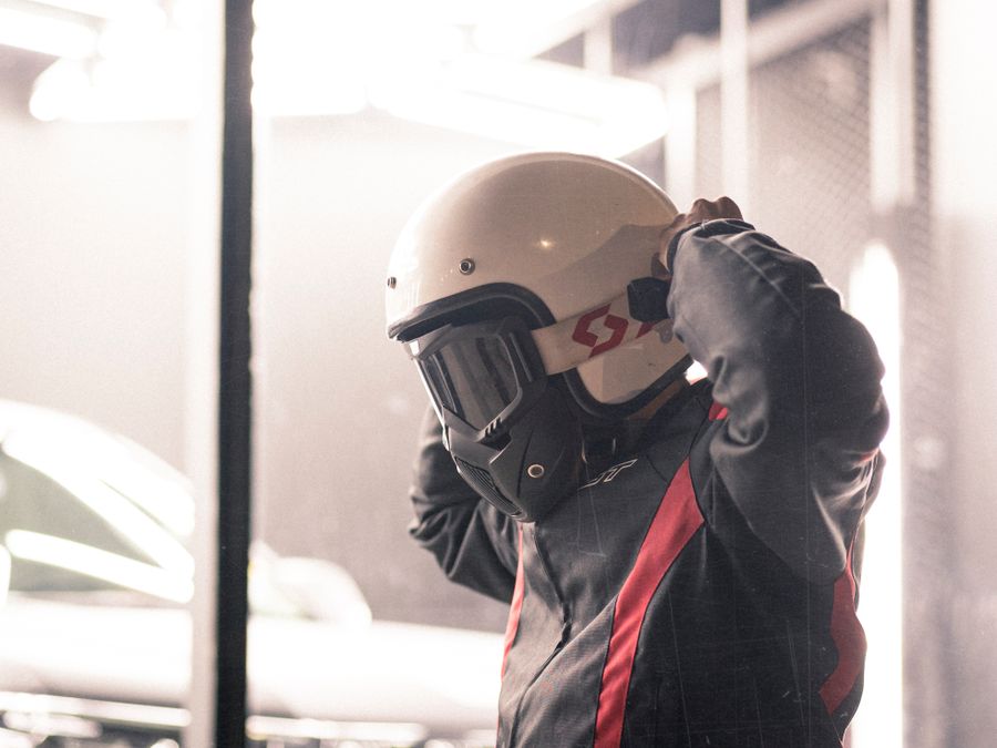 Casco de moto ajustable para seguridad