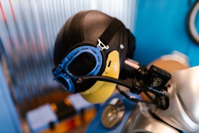 Qué accesorios se pueden agregar a un casco de moto