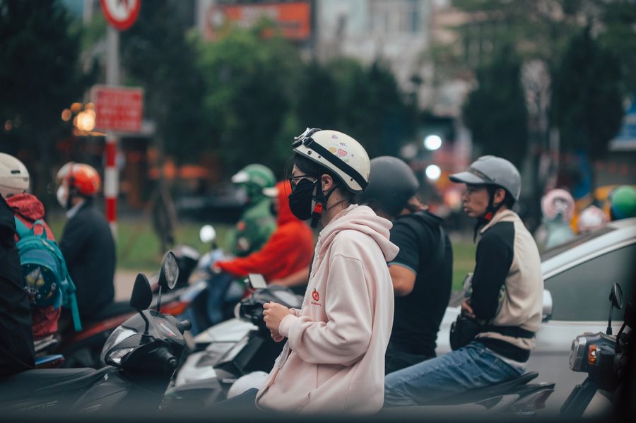Cascos urbanos para scooters en ciudad