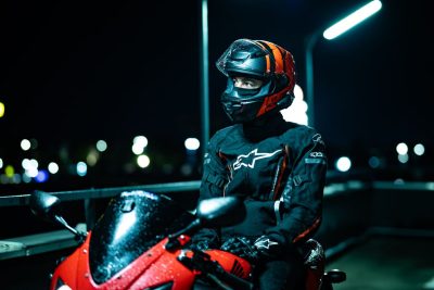 Cómo limpiar y cuidar un casco de moto correctamente para alargar su vida útil