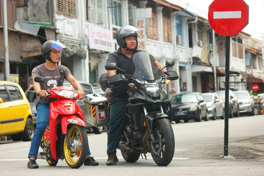 Motociclistas y señal de prohibición urbana