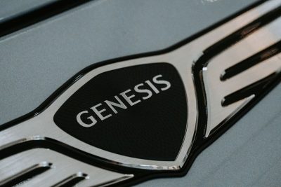 Tapetes con logo para carro: ¿cuándo suman valor y cuándo solo encarecen la compra?