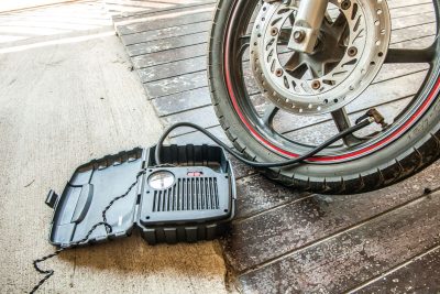 Presión ideal de llantas de moto: valores, consejos y cómo medir