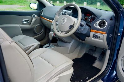 Tapetes universales o a medida: ¿cuál protege mejor el carro y cuándo conviene cada opción?