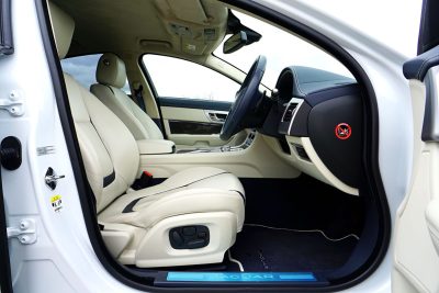 ¿Cómo instalar tapetes personalizados sin afectar la seguridad del carro?
