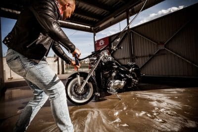 Guía práctica para limpiar y mantener el baúl de tu moto