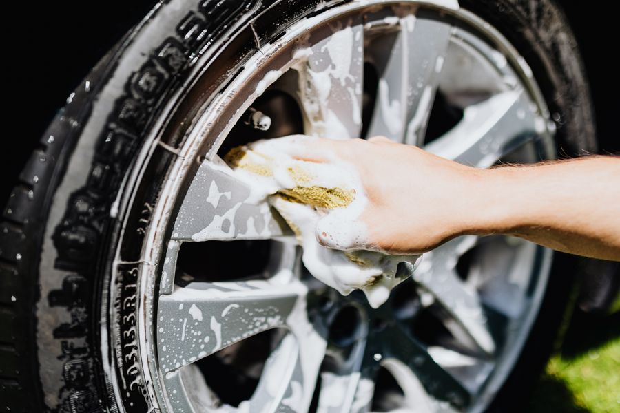 Limpieza de llantas y neumáticos de coche