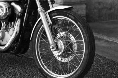 ¿Cuándo cambiar las llantas de moto? Duración, señales y consejos