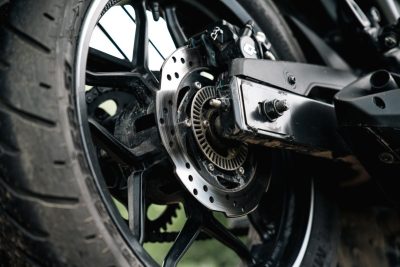 Señales de que una llanta de moto está a punto de fallar