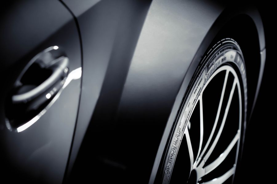 Llantas de coche con detalles cromados