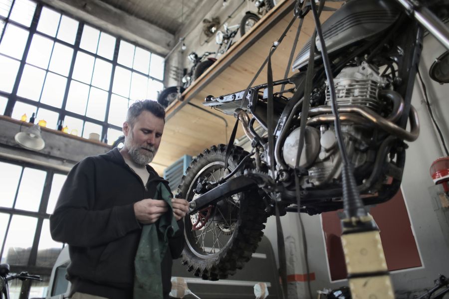 Mecánico profesional en taller de reparación