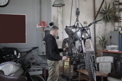 Cómo saber si debes cambiar las llantas de tu moto: señales y consejos