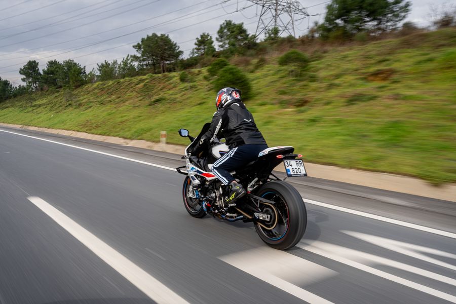 Motocicleta en carretera abierta