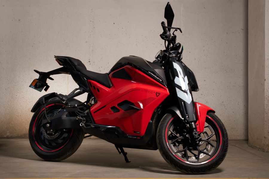 Motocicleta eléctrica roja torque instantáneo