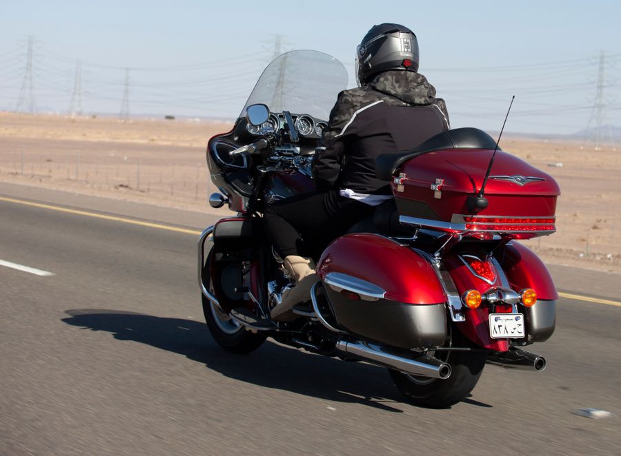 motocicleta roja carretera desertica 2 Motocicleta roja en carretera desértica