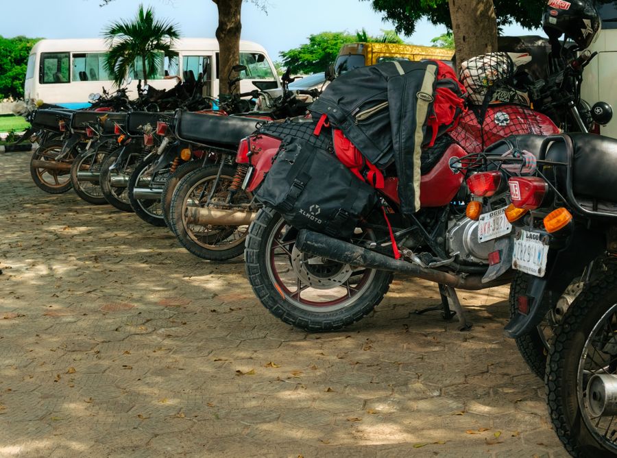 motocicletas alforjas flexibles parked 1 Motocicletas con alforjas flexibles parked