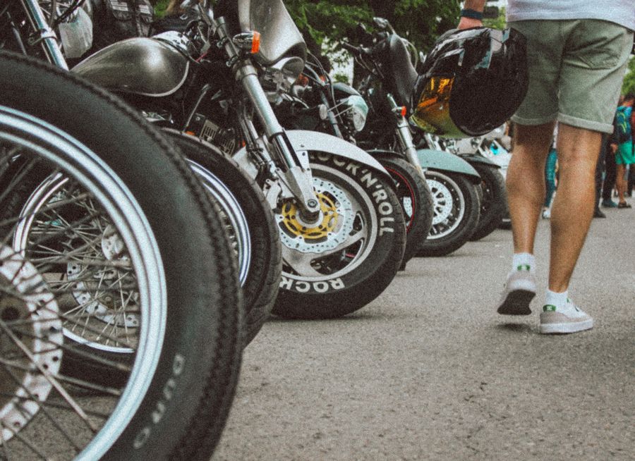 Motocicletas alineadas con casco en Krasnodar