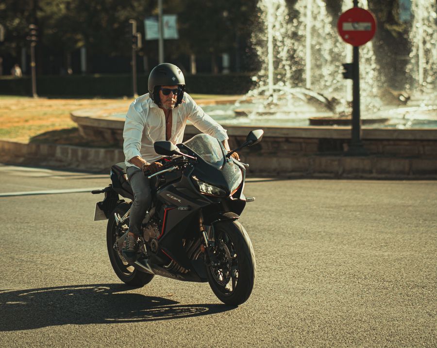 Motociclista urbano en ciudad impredecible