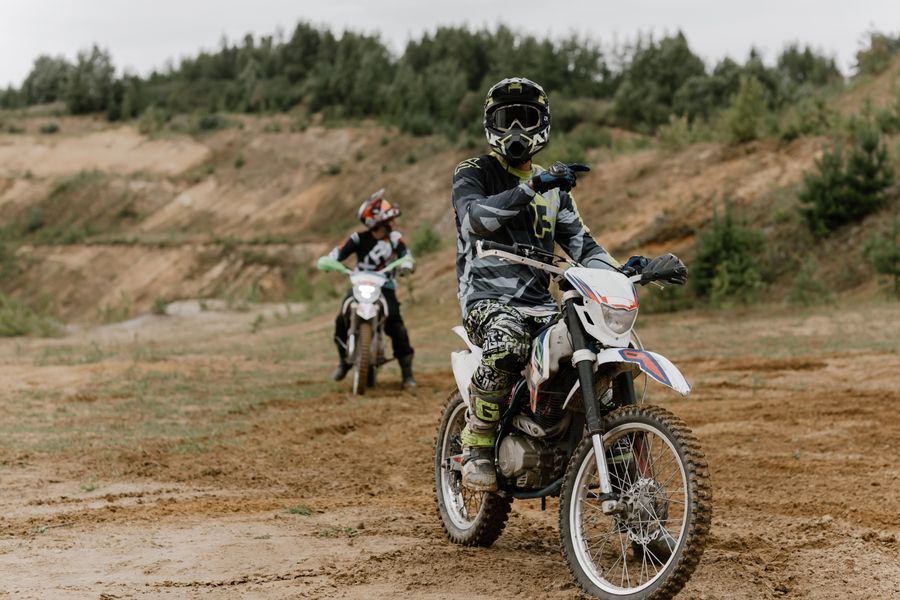 Motocross off-road en sendero natural