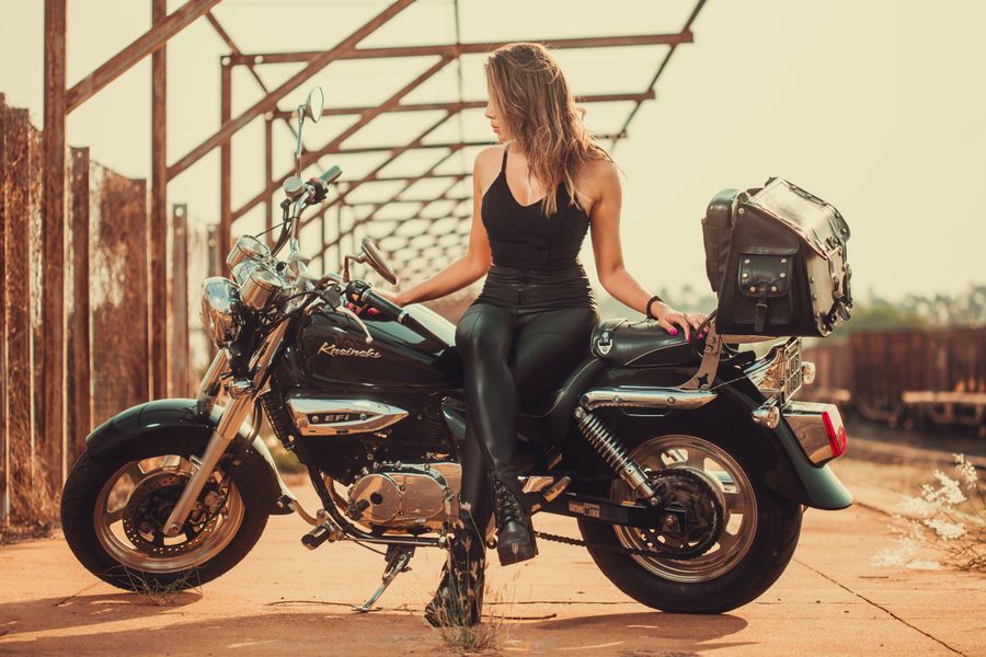 mujer casco motocicleta 1 Mujer con casco para motocicleta