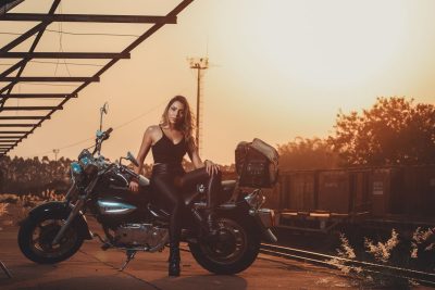 ¿Cuántos litros debe tener un baúl de moto para guardar uno o dos cascos?