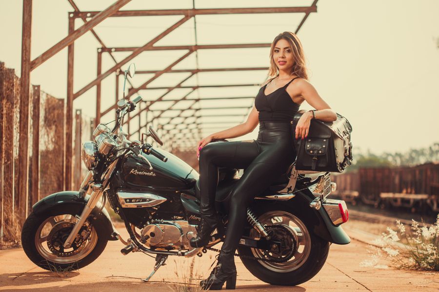 Mujer con motocicleta y baúl para moto