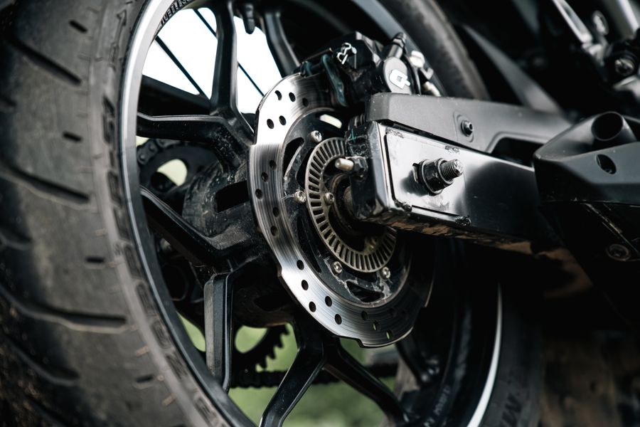 Neumático y freno de motocicleta