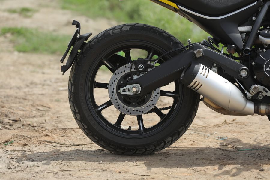 Rueda trasera de motocicleta desgastada
