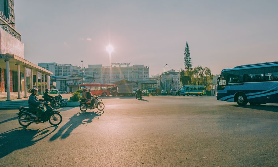 Tráfico urbano con motocicletas y autobuses