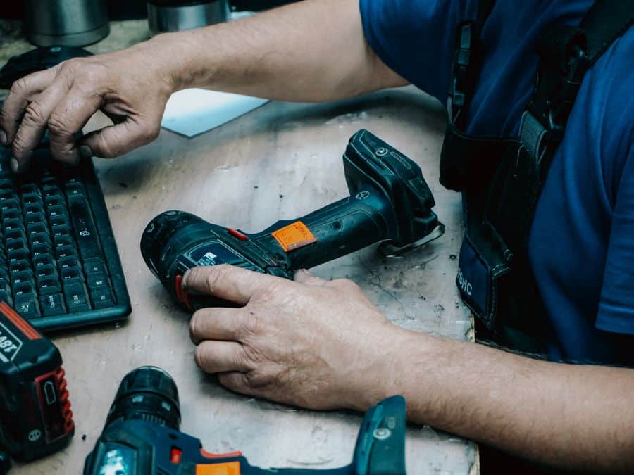 Taladro inalámbrico y estación de trabajo técnica
