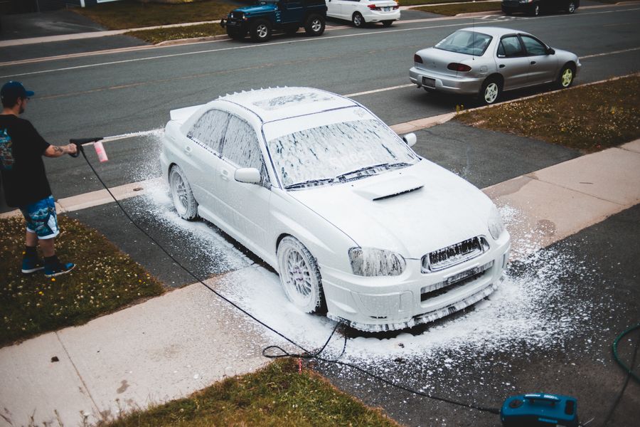 Hidrolavadora doméstica limpiando coche espuma