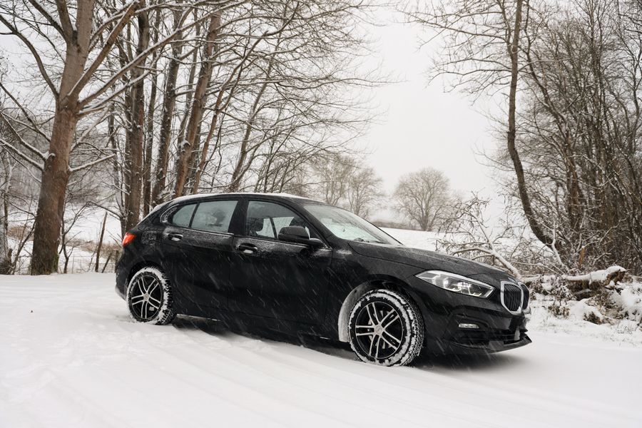 Llantas all season en coche negro invierno